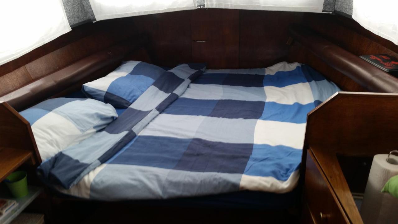 Boat Ella - Kamperen Op Het Water -Niet Om Mee Te Varen -Read Host Profile-Lees Hostprofiel Jutrijp Экстерьер фото
