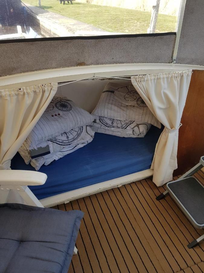 Boat Ella - Kamperen Op Het Water -Niet Om Mee Te Varen -Read Host Profile-Lees Hostprofiel Jutrijp Экстерьер фото