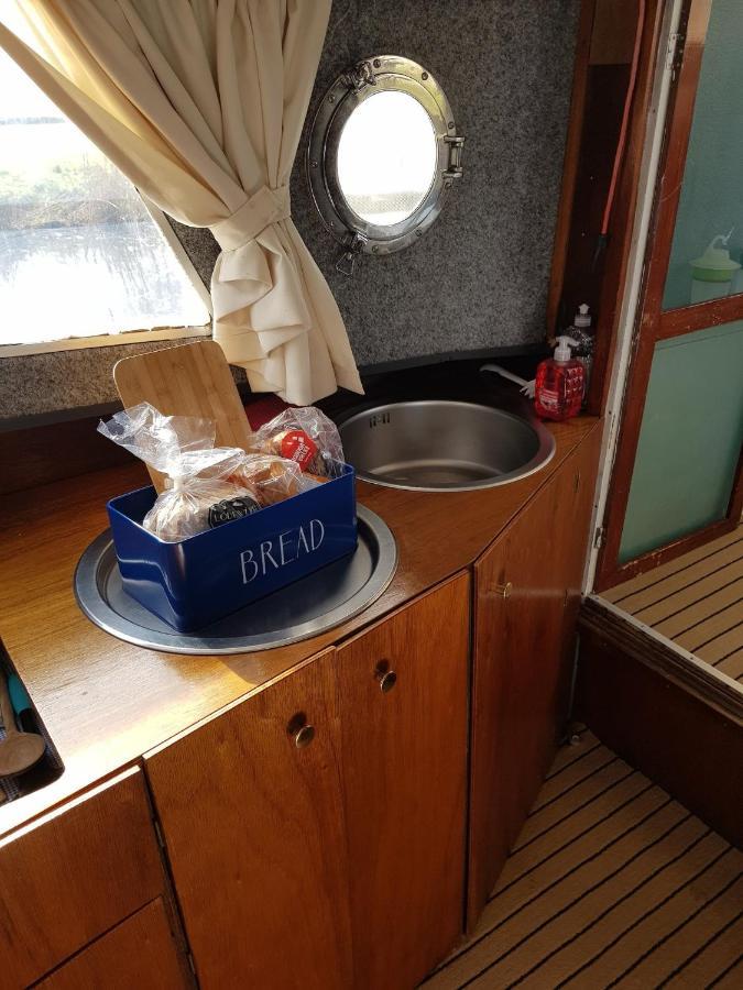 Boat Ella - Kamperen Op Het Water -Niet Om Mee Te Varen -Read Host Profile-Lees Hostprofiel Jutrijp Экстерьер фото